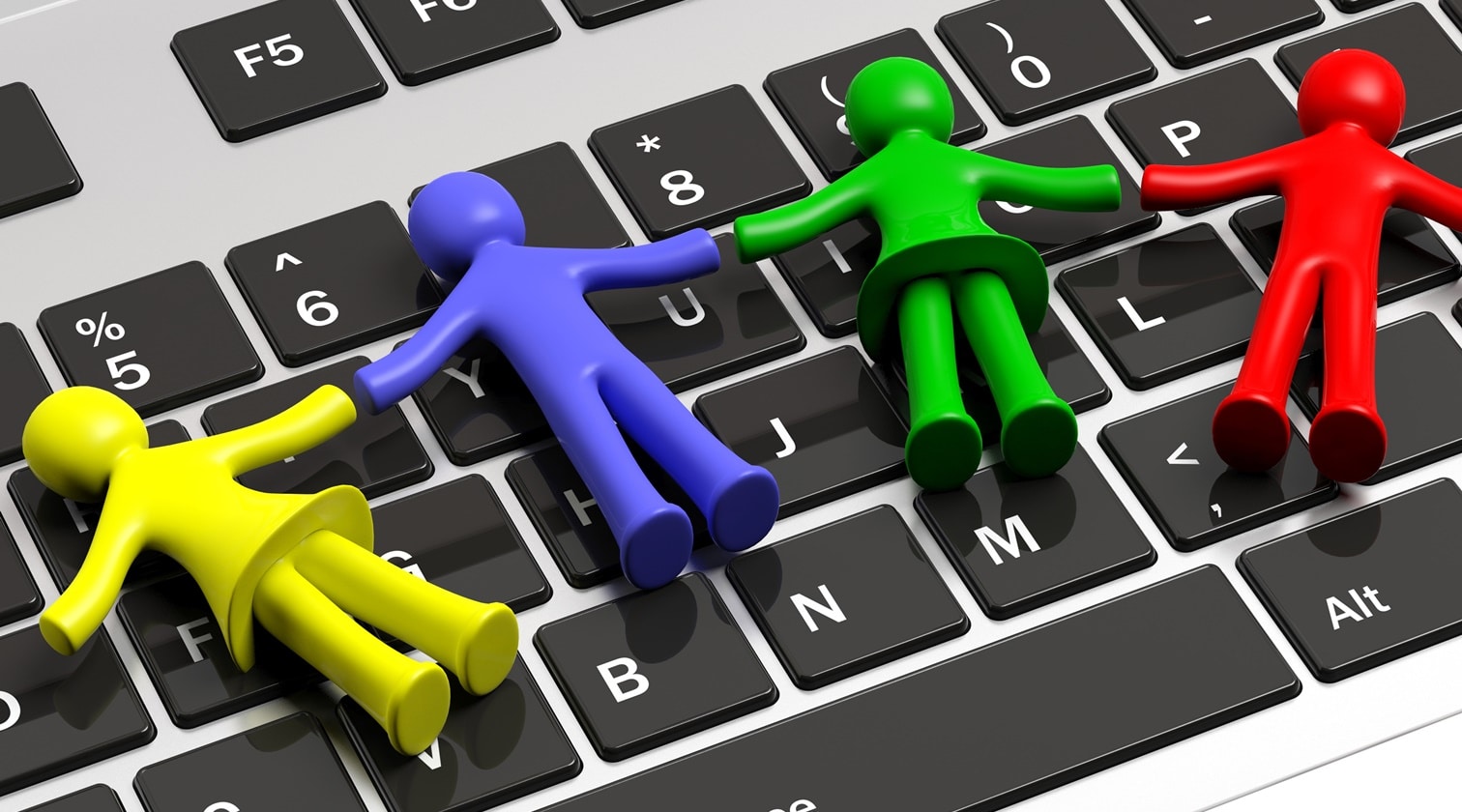 bonequinhos coloridos deitados sobre um teclado simbolizando união, diversidade e tecnologia