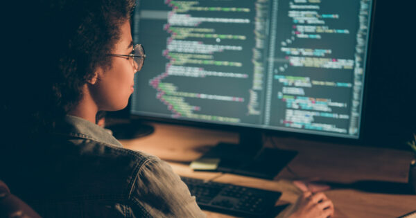 Estudo ‘Carreiras na TI 2024’ mapeia perfil dos profissionais do Brasil; participe!