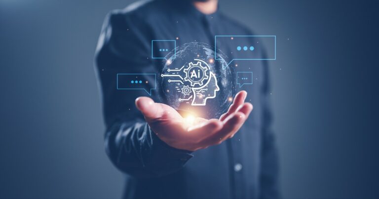 Mão de um profissional em traje formal segurando um globo holográfico com elementos digitais relacionados à inteligência artificial, incluindo um ícone de engrenagem e um perfil humano. Bolhas de diálogo simbolizam interações digitais e comunicação. O fundo escuro destaca a tecnologia e inovação em negócios (IA generativa, inteligência artificial negócios, tecnologias emergentes, Petronect)