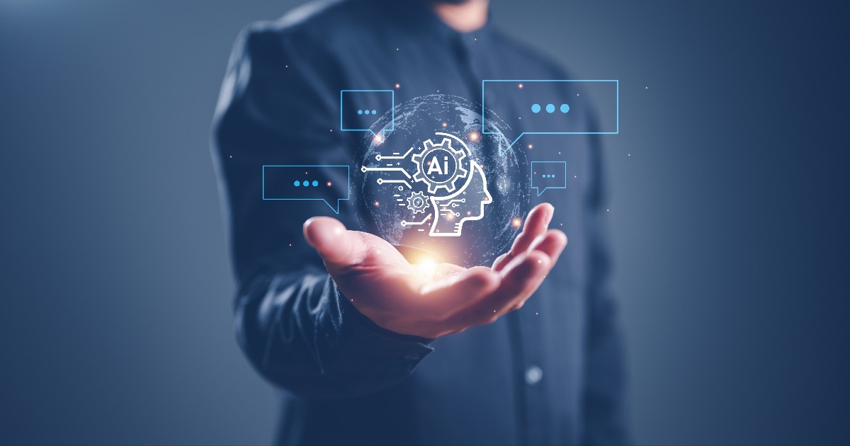 Mão de um profissional em traje formal segurando um globo holográfico com elementos digitais relacionados à inteligência artificial, incluindo um ícone de engrenagem e um perfil humano. Bolhas de diálogo simbolizam interações digitais e comunicação. O fundo escuro destaca a tecnologia e inovação em negócios (IA generativa, inteligência artificial negócios, tecnologias emergentes, Petronect)