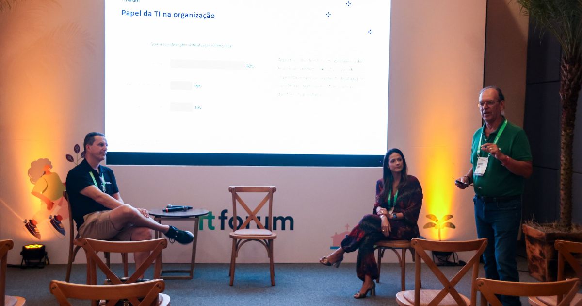 Alexandre Dividino, diretor de TI da Rockwell; Alaine Charchat, diretora Latam de IT&D do Grupo Reckitt; e Anderson Figueiredo, parceiro estratégico do IT Forum