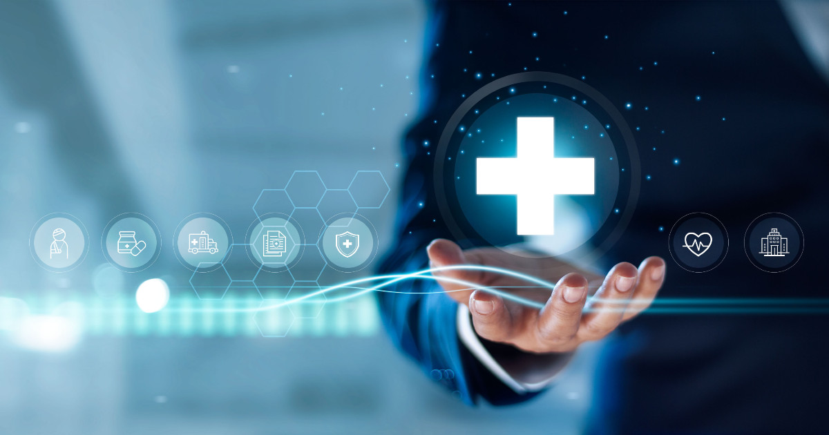 A imagem mostra uma mão estendida de um profissional com um traje formal, segurando um símbolo de cruz que representa a saúde. Ao fundo, há elementos visuais digitais que incluem ícones relacionados à tecnologia e saúde, sugerindo um ambiente de inovação e digitalização na área da saúde. O efeito visual é moderno, com um tom azul predominante que transmite uma sensação de profissionalismo e avanço tecnológico (nuvem)
