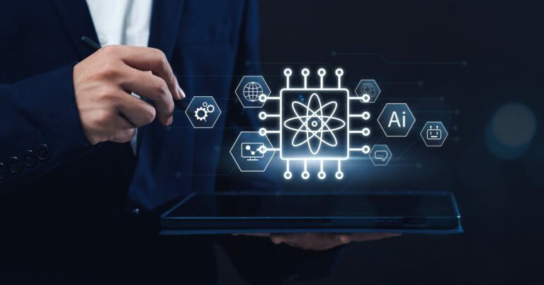 A imagem mostra uma pessoa vestindo um terno segurando um tablet, enquanto um holograma digital representando a computação quântica aparece acima do dispositivo. O holograma inclui um chip central com um símbolo atômico no meio, cercado por conexões digitais e ícones relacionados à inteligência artificial (AI), automação e tecnologia. O fundo é escuro, criando um contraste futurista com os elementos luminosos da interface digital (computação quantica, segurança, IA, china, Inter)