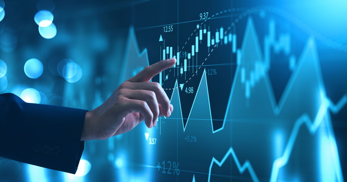 Close-up de uma mão apontando para gráficos digitais em uma tela futurista, representando crescimento, investimentos e análise de dados. A imagem simboliza o ambiente de startups, inovação e tecnologia financeira (investimentos, startups, indústria de TIC, trinus, gastos)