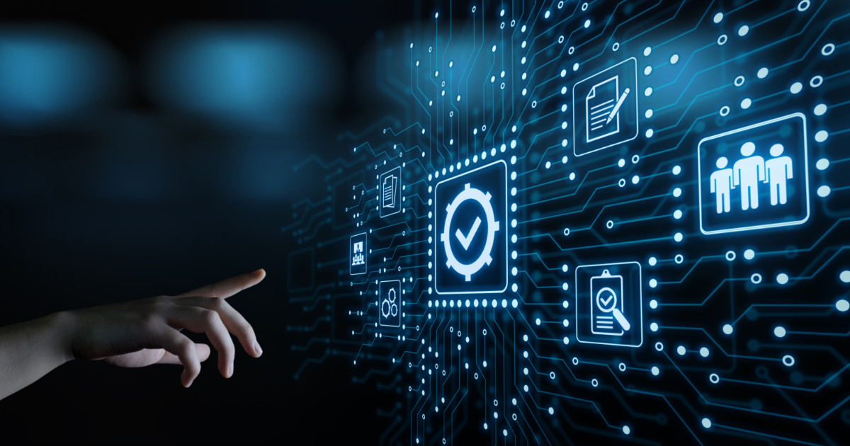 Imagem representando gestão de processos de negócios (Business Process Management), com uma mão apontando para um ícone central de engrenagem com um símbolo de verificação, cercado por outros ícones digitais em uma interface tecnológica. O fundo escuro realça os circuitos e os elementos gráficos brilhantes em tons de azul, simbolizando automação, eficiência e inovação tecnológica, BPM, BI, continuidade