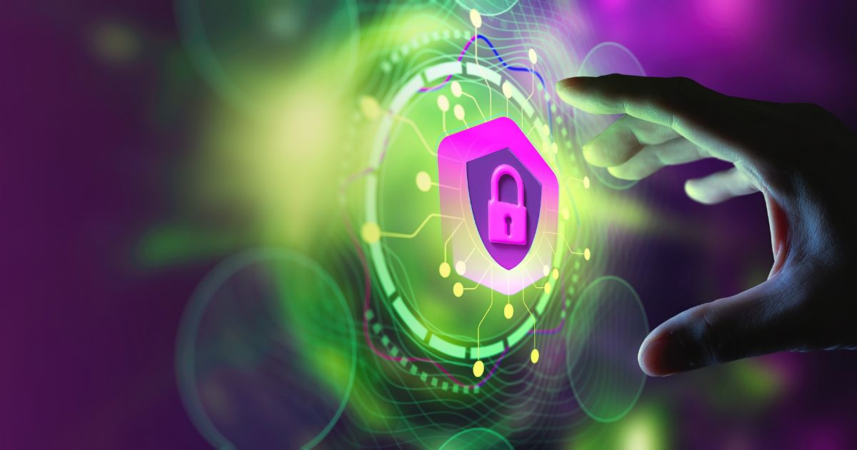 Uma mão estendida em direção a um ícone digital de segurança representado por um cadeado dentro de um escudo roxo. O fundo tem cores vibrantes, como verde e roxo, com efeitos futuristas e linhas interconectadas, sugerindo um conceito de cibersegurança. confiança