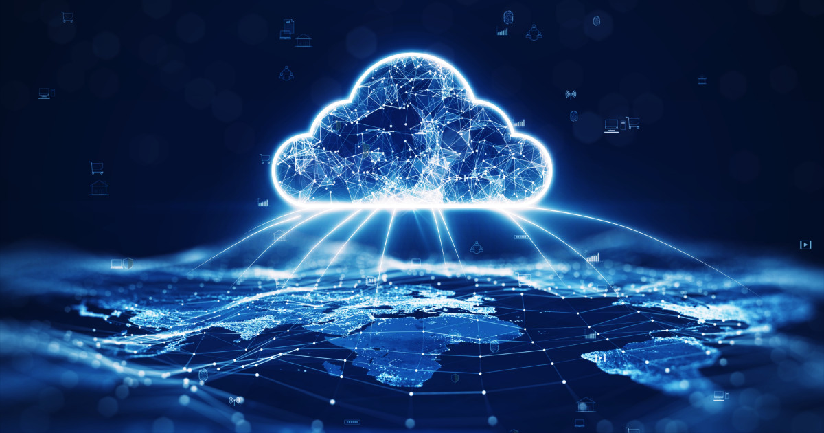 Ilustração digital mostrando uma nuvem luminosa formada por pontos conectados, representando o conceito de computação em nuvem e edge computing. Linhas de luz saem da nuvem e se conectam a pontos sobre um mapa mundial, indicando conexão global e transferência de dados descentralizada. O fundo escuro e azul reforça a ideia de tecnologia avançada e inovação digital