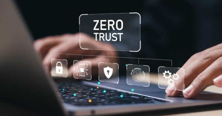 Imagem de uma pessoa digitando em um notebook, com foco nas mãos e no teclado. Sobre a imagem, há elementos gráficos flutuantes representando o conceito de segurança digital "Zero Trust" (Confiança Zero), com ícones relacionados a cadeado, chip de computador, escudo com cadeado, impressão digital e engrenagens, simbolizando autenticação, proteção de dados e controle de acesso.