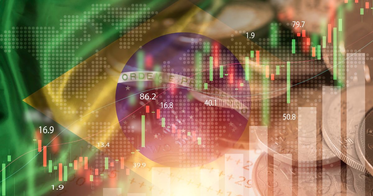 Uma composição visual sobre economia e finanças no Brasil. A imagem combina a bandeira brasileira ao fundo, gráficos de mercado financeiro com barras e velas em verde e vermelho, números e curvas representando dados econômicos, além de moedas em primeiro plano. A sobreposição dos elementos transmite a ideia de investimentos, crescimento econômico e oscilações do mercado (strike)