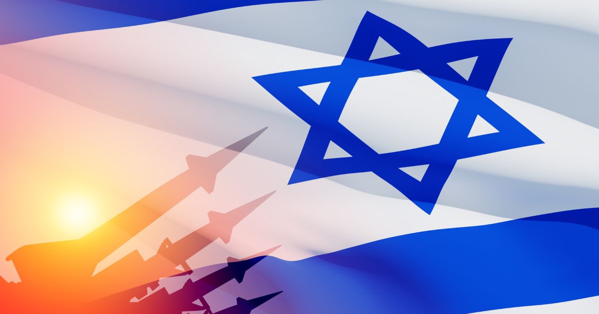 Imagem da bandeira de Israel com o fundo branco e duas faixas azuis horizontais, além da Estrela de Davi azul no centro. No canto inferior esquerdo, há silhuetas de mísseis apontados para cima, sobrepostos à imagem da bandeira, com um efeito de luz do sol, sugerindo tensão militar ou tema de defesa nacional.