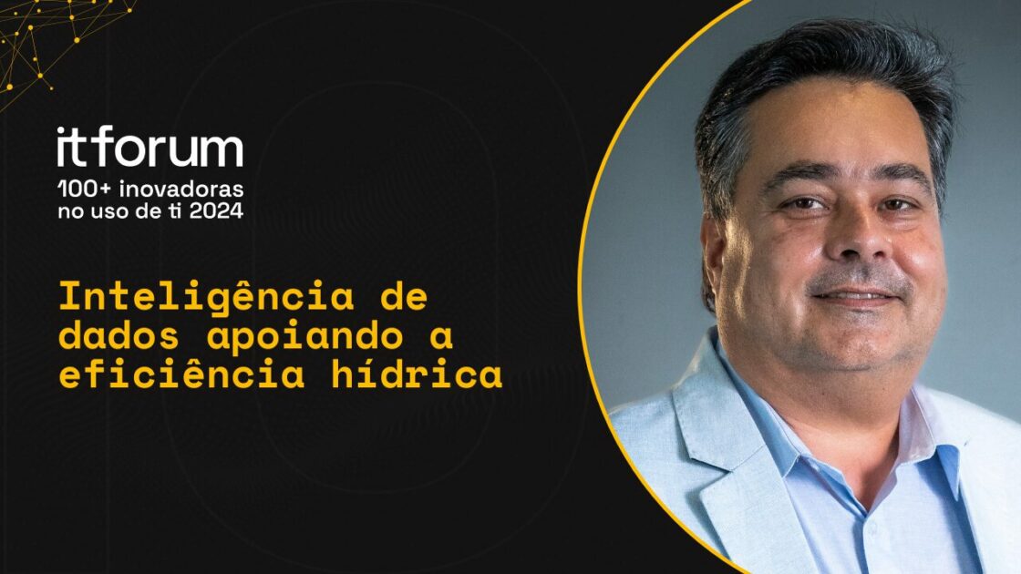 René Bender, CIO da Sanasa, aparece sorrindo, vestindo paletó azul claro e camisa azul. À esquerda da imagem, sobre fundo preto com elementos gráficos em amarelo, está o título “Inteligência de dados apoiando a eficiência hídrica” e a identidade visual do evento "itforum 100+ inovadoras no uso de ti 2024".
