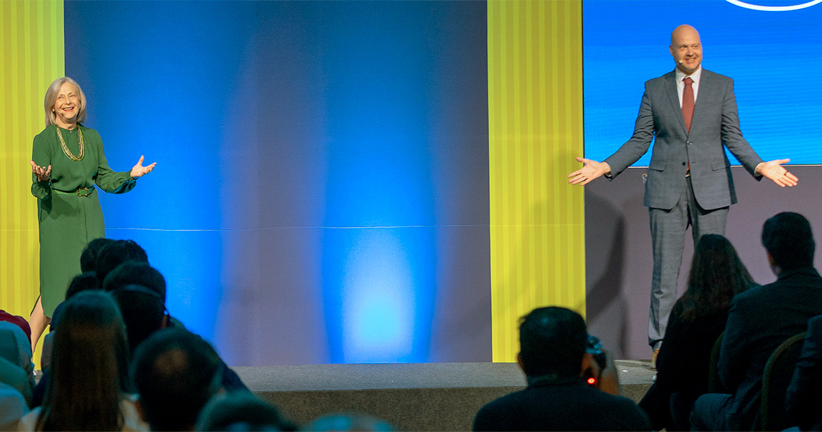 Debra Logan e Jorg Heizenberg, durante a abertura da Conferência Gartner Data & Analytics, em 28 de abril – Foto: divulgação (maturidade)