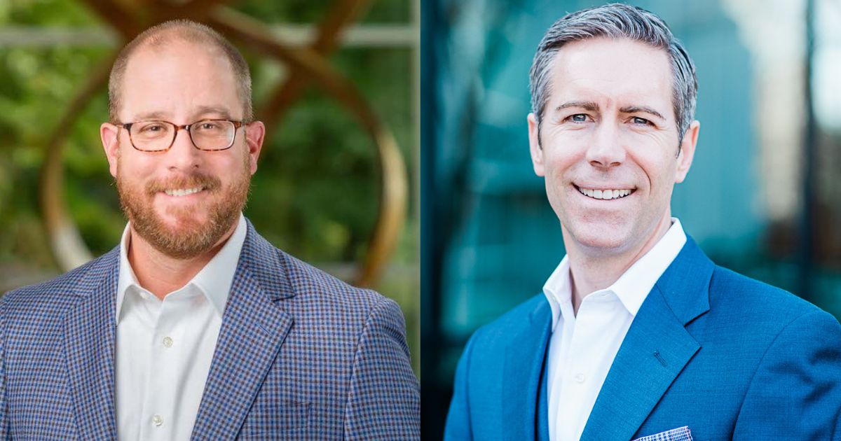 Gavin Day, COO do SAS (à esquerda), e Stu Bradley, vice-presidente sênior de Risco, Fraude e Compliance do SAS (à direita), posam para fotos institucionais. Ambos usam ternos e estão sorrindo em ambientes externos e corporativos.