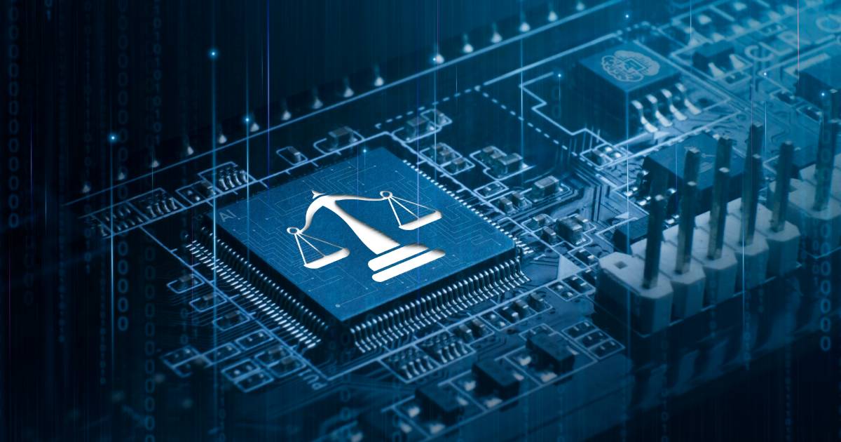 Imagem de um chip de computador com o ícone de uma balança da justiça sobreposto no centro, representando o conceito de interseção entre tecnologia e legislação. O fundo é composto por circuitos eletrônicos e luzes azuis, sugerindo um ambiente digital e tecnológico (regulação, barreiras regulatórias)