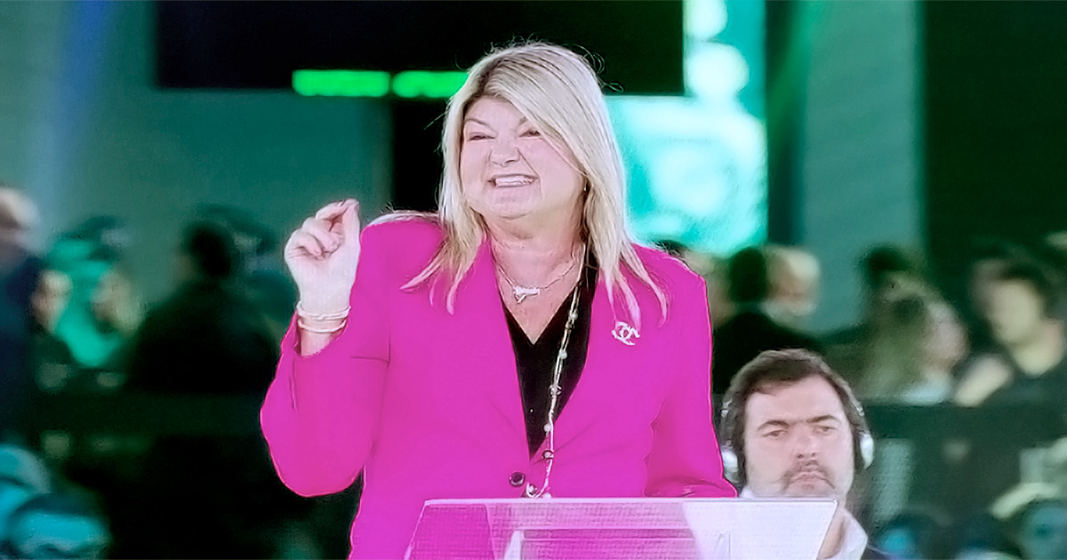 A americana Sandy Carter, COO da Unstoppable Domains, palestra durante a Febraban Tech 2025 (Imagem: Paulo Silvestre) (banc, banco, bancária)