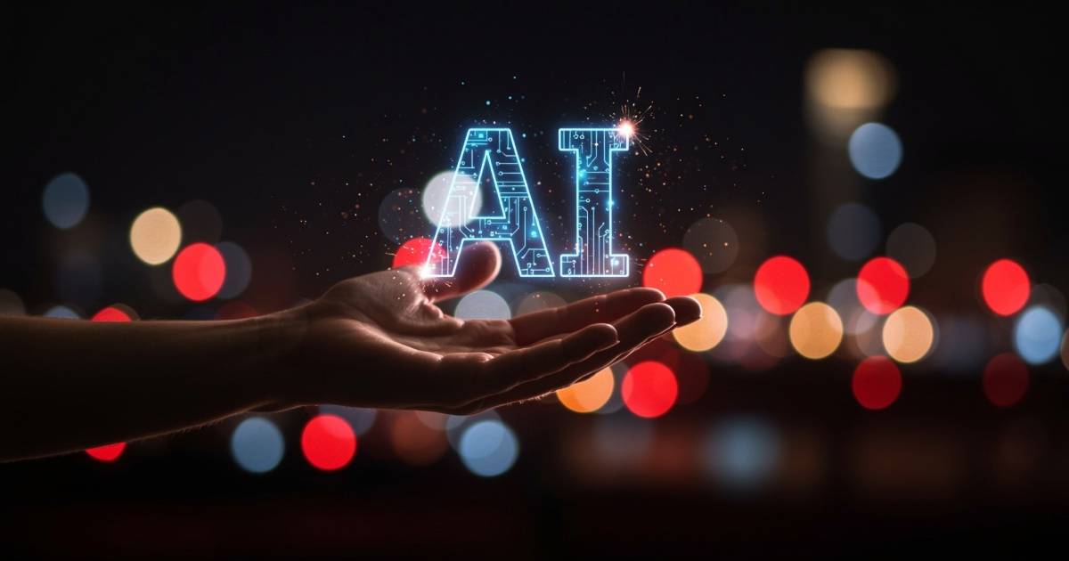 Mão estendida em primeiro plano segurando uma representação digital iluminada das letras “AI”, sigla em inglês para inteligência artificial, com circuitos eletrônicos visíveis no interior das letras. Ao fundo, luzes desfocadas coloridas criam um ambiente noturno urbano. A imagem simboliza o desenvolvimento e o avanço da inteligência artificial. (desenvolvimento, desenvolve, pesquisa, apple)